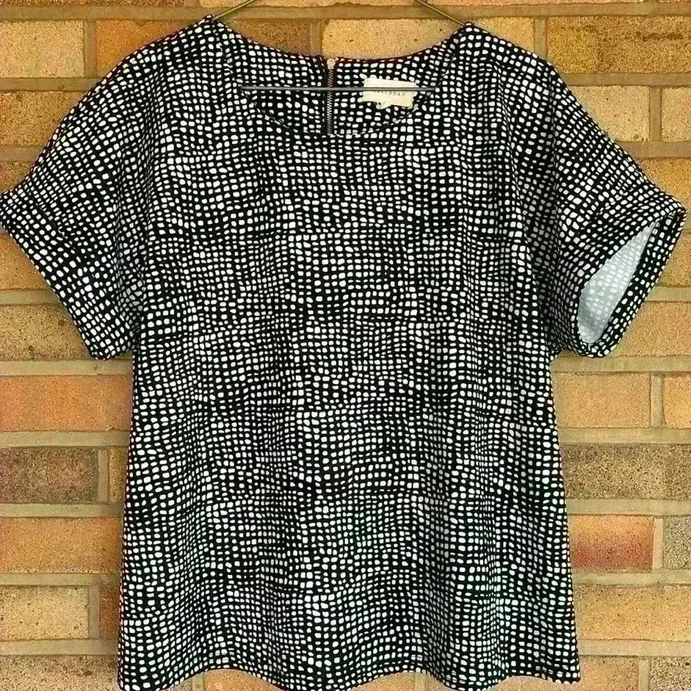 Melloday Crew neck cuffed short sleeve zip back top blouse